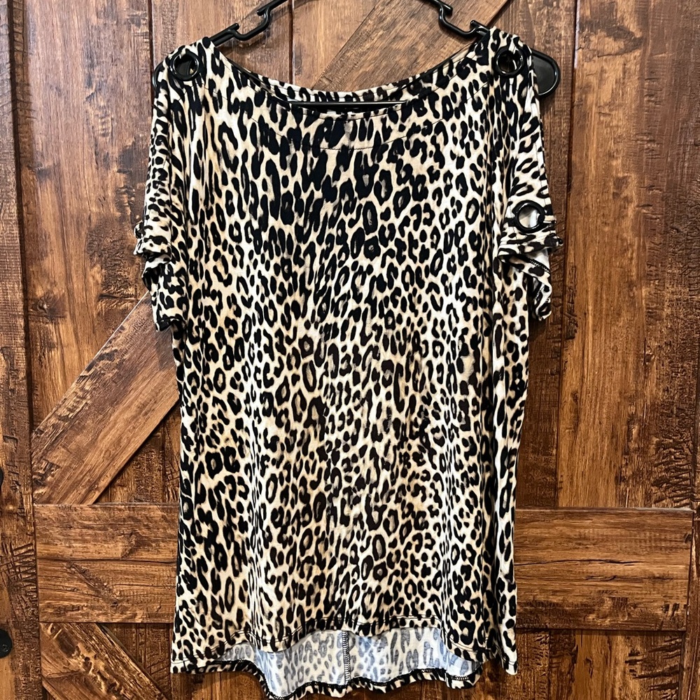 Cable and gauge women’s cheetah print blouse top size‎ medium EUC